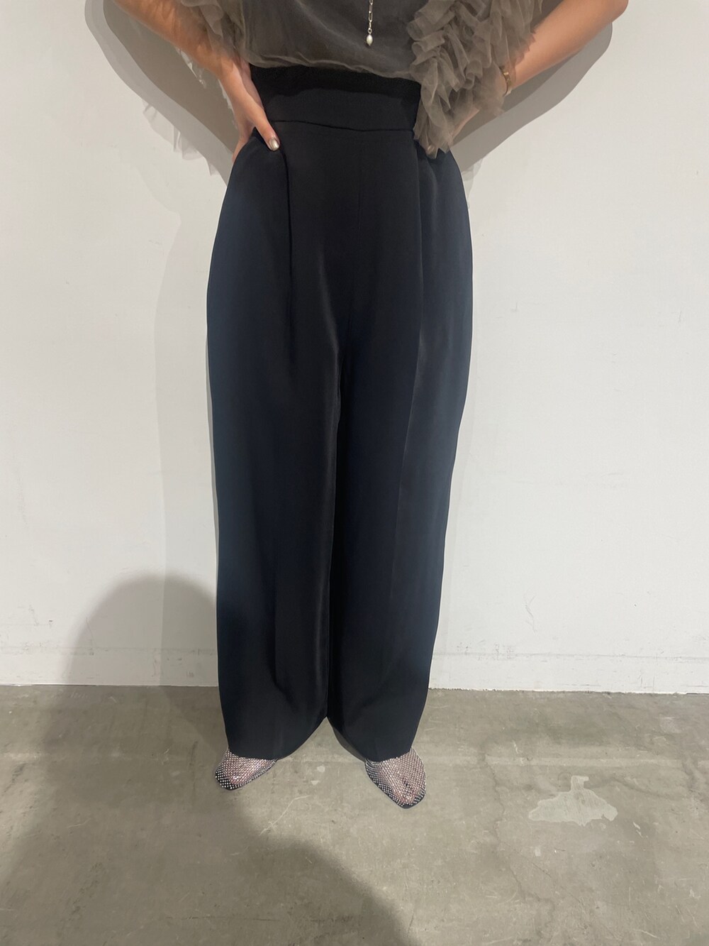 その他のパンツドレス、ブラック系のパンプスを着用したレディースの夏コーディネートの9枚目の写真