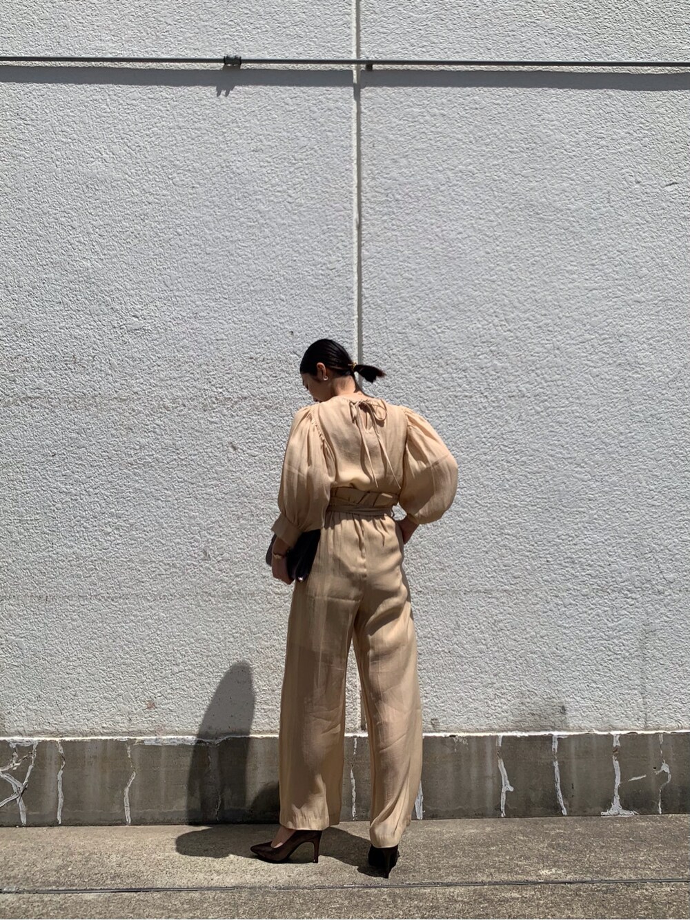 ベージュ系のシャツ/ブラウス、ベージュ系のその他パンツを着用したレディースの春コーディネートの3枚目の写真