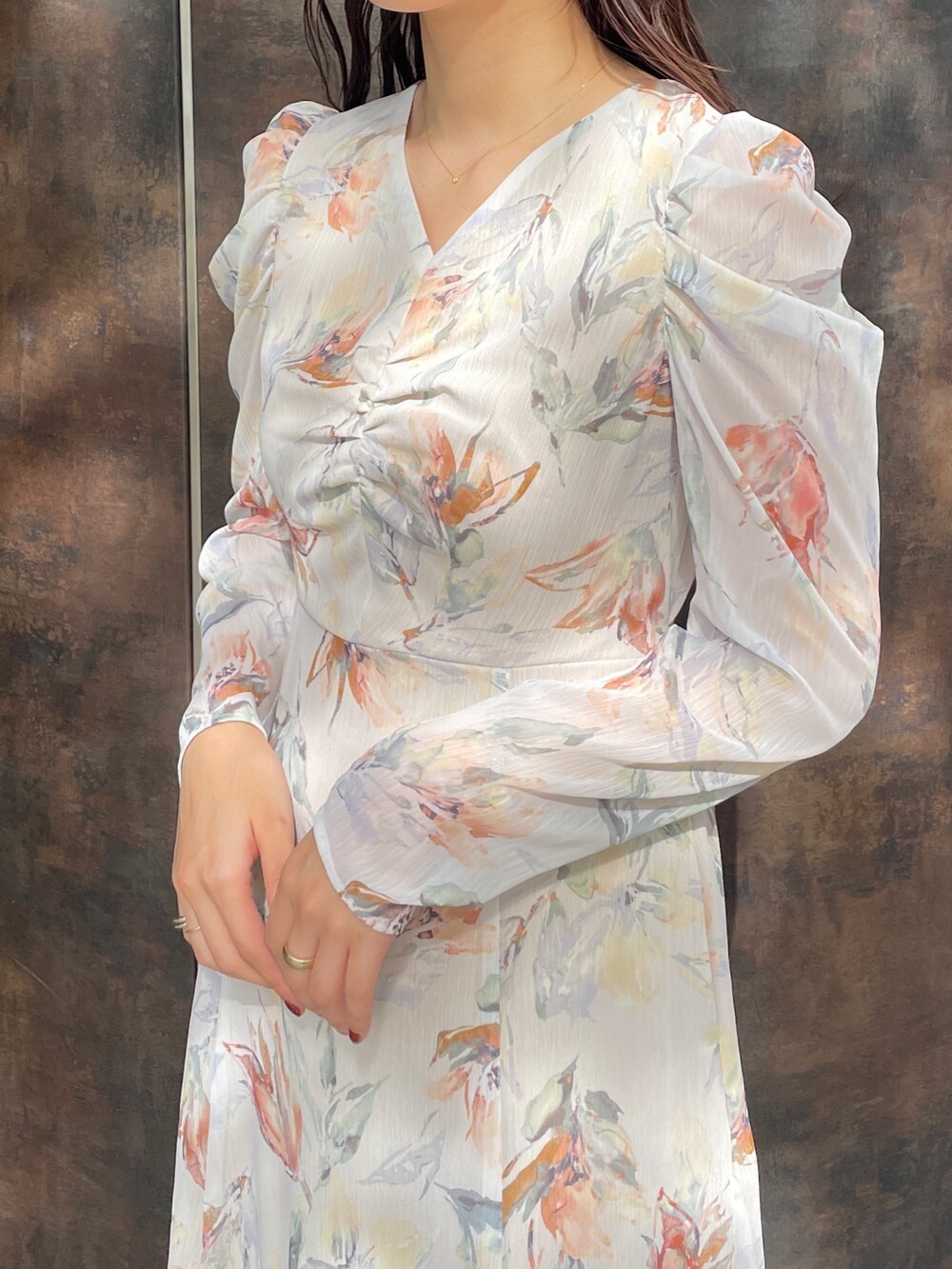 その他のサンダル、ホワイト系のワンピースを着用したレディースの冬コーディネートの8枚目の写真