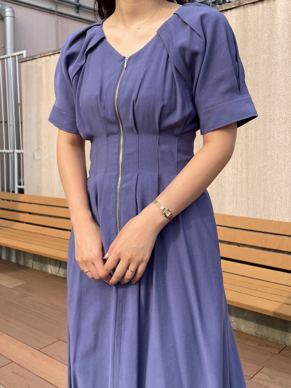 ブルー系のワンピース、ブラック系のサンダルを着用したレディースの夏コーディネートの7枚目の写真