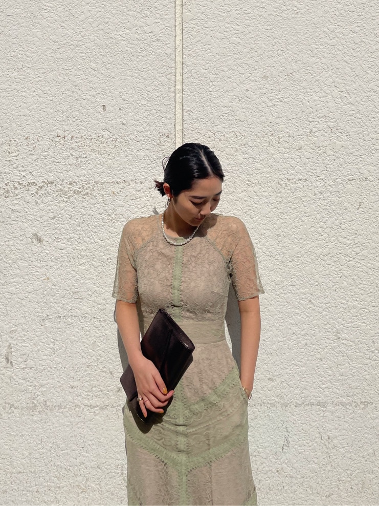 グリーン系のドレスを着用したレディースの春コーディネートの5枚目の写真