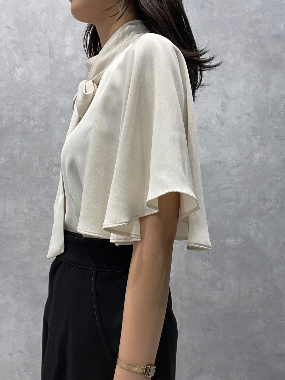 ブラック系のサンダル、ブラック系のスカート、ホワイト系のシャツ/ブラウスを着用したレディースの夏コーディネートの7枚目の写真