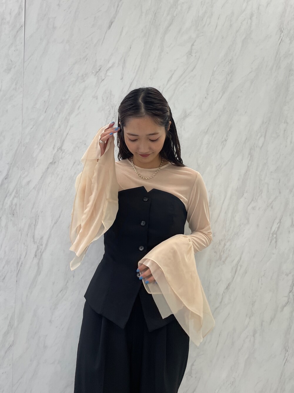 ベージュ系のパンプス、ブラック系のパンツドレス、ホワイト系のTシャツ/カットソーを着用したレディースの秋コーディネートの7枚目の写真