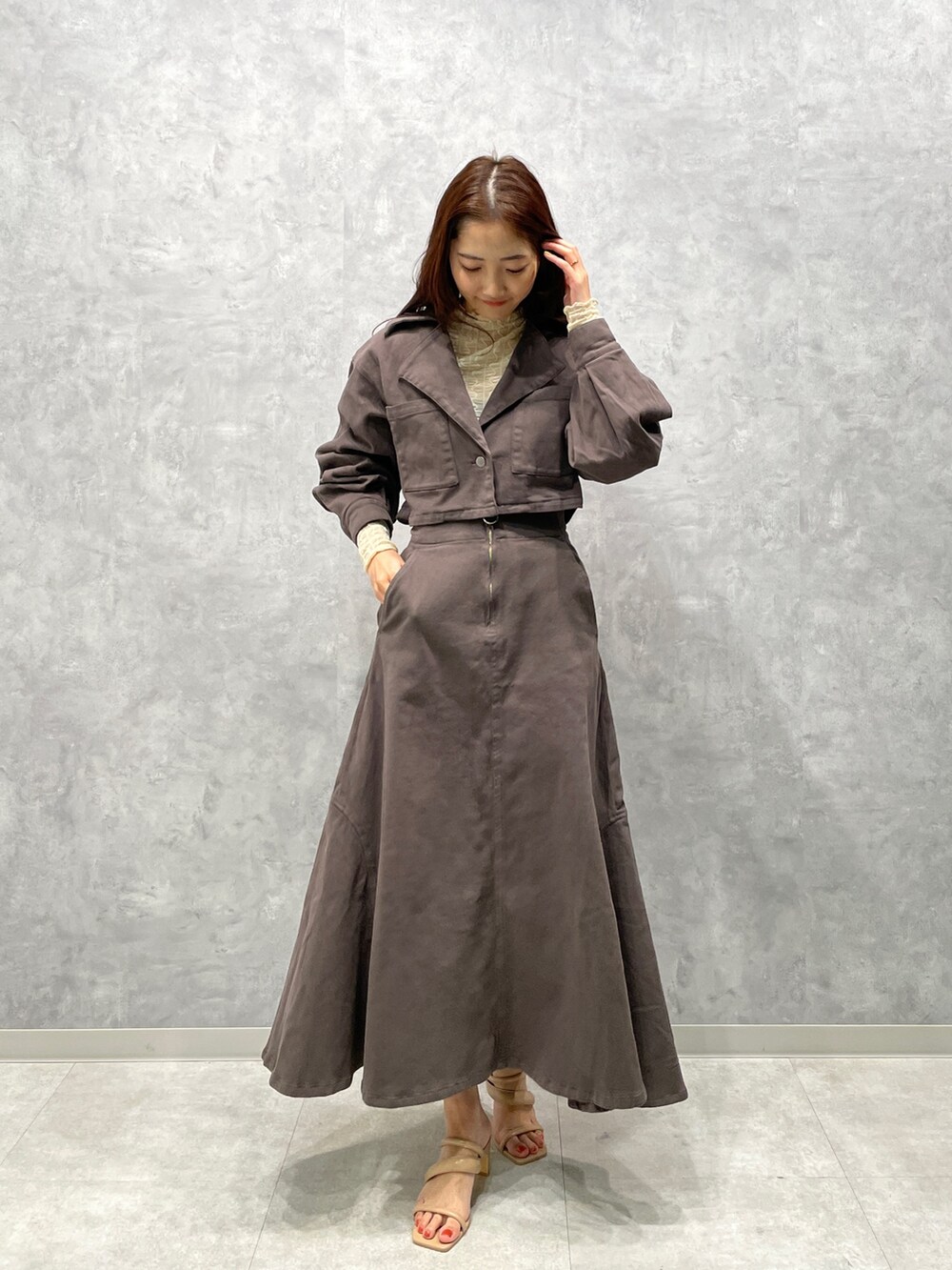 ベージュ系のサンダル、グレー系のスカート、ホワイト系のTシャツ/カットソーを着用したレディースの春コーディネートの5枚目の写真