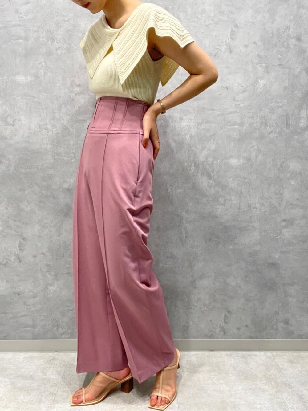 ピンク系のその他パンツ、ベージュ系のサンダル、ホワイト系のニット/セーターを着用したレディースの春コーディネートの3枚目の写真