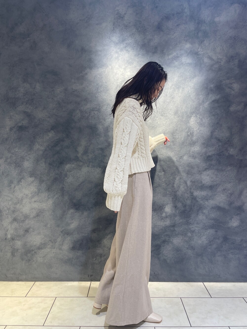 ホワイト系のニット/セーター、ベージュ系のその他パンツ、ホワイト系のブーツを着用したレディースの秋コーディネートの6枚目の写真