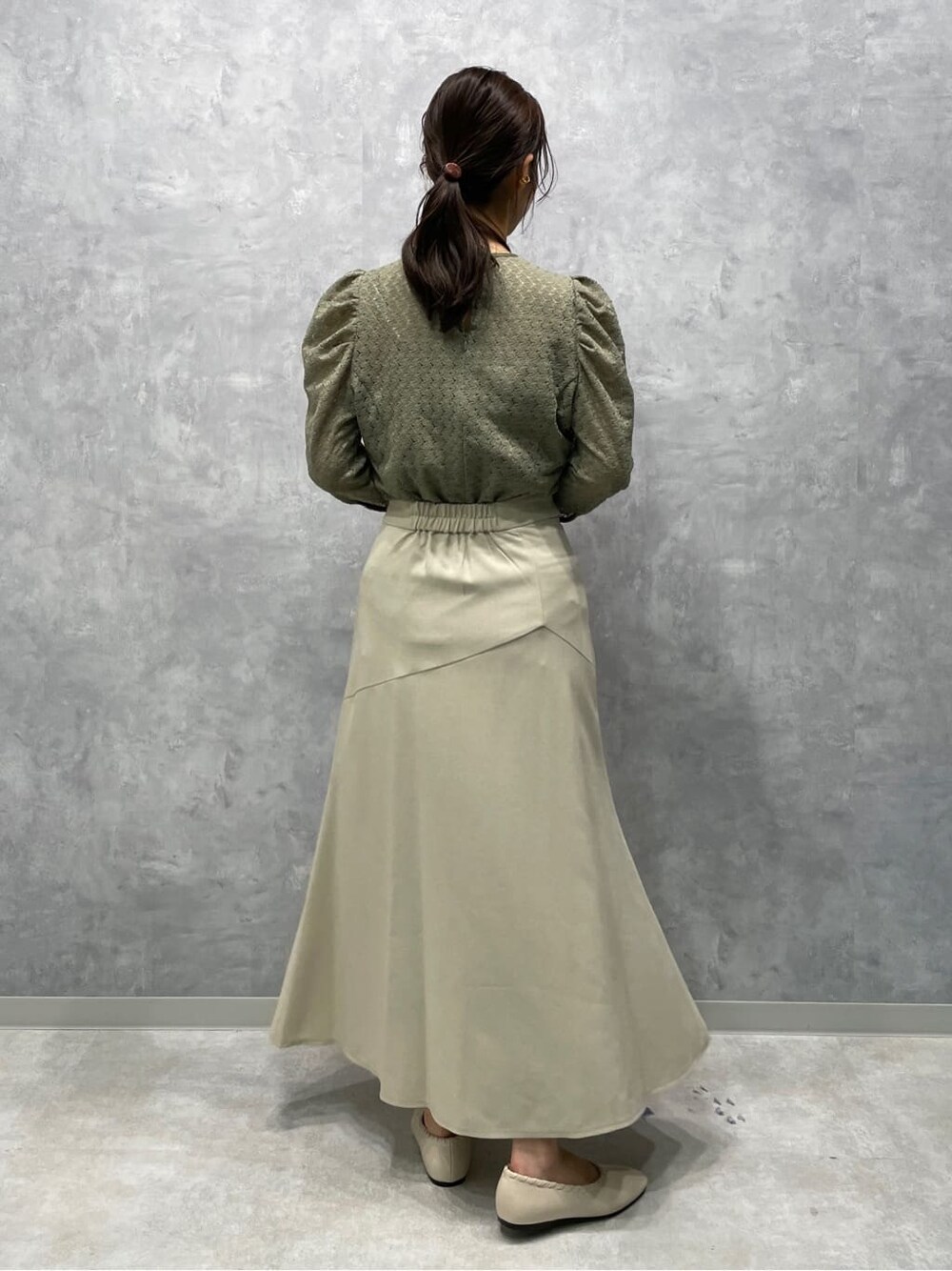 ベージュ系のシャツ/ブラウス、ホワイト系のスカート、ホワイト系のパンプスを着用したレディースの夏コーディネートの5枚目の写真