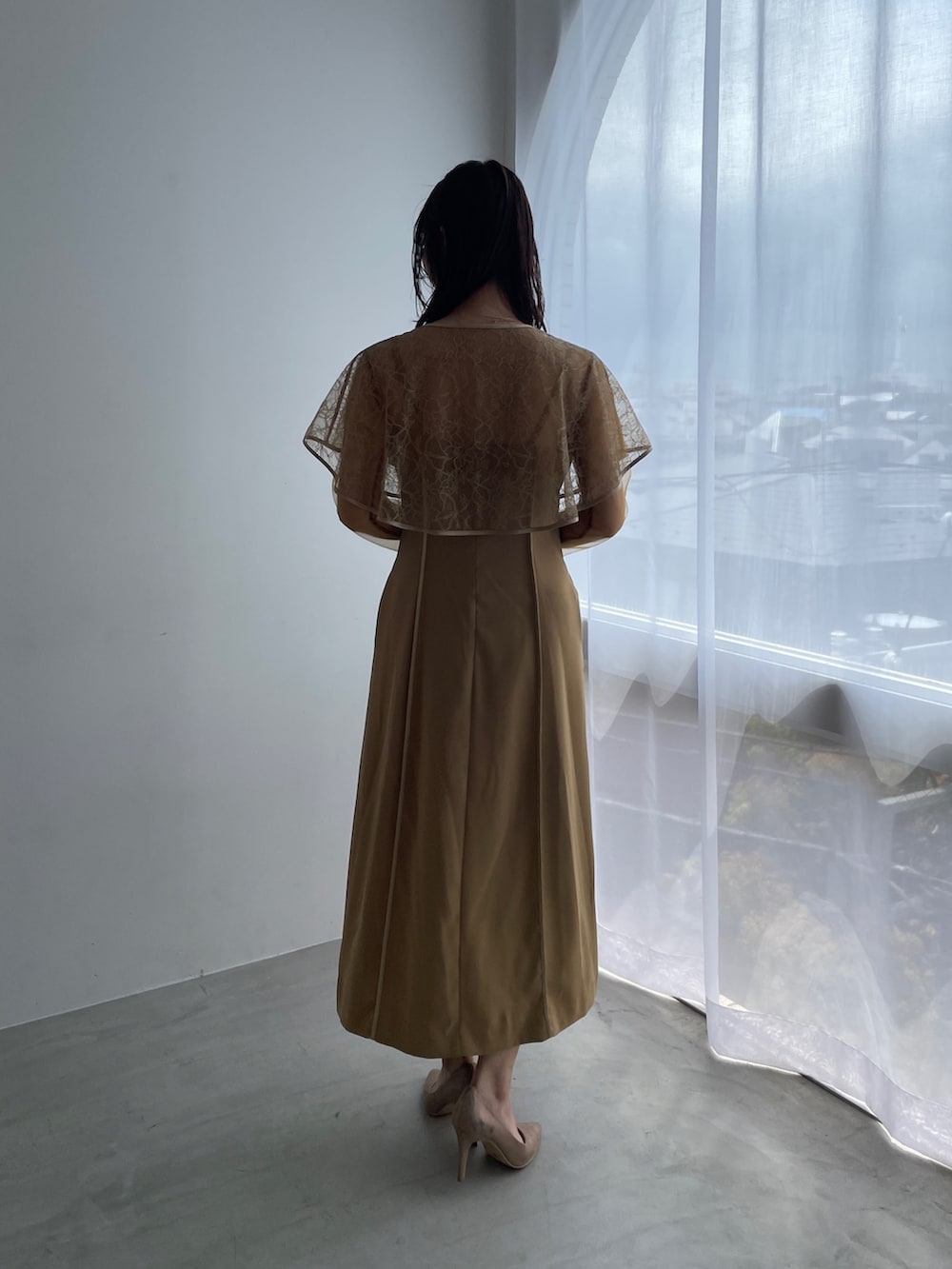 ベージュ系のドレス、ゴールド系のパンプスを着用したレディースの夏コーディネートの4枚目の写真