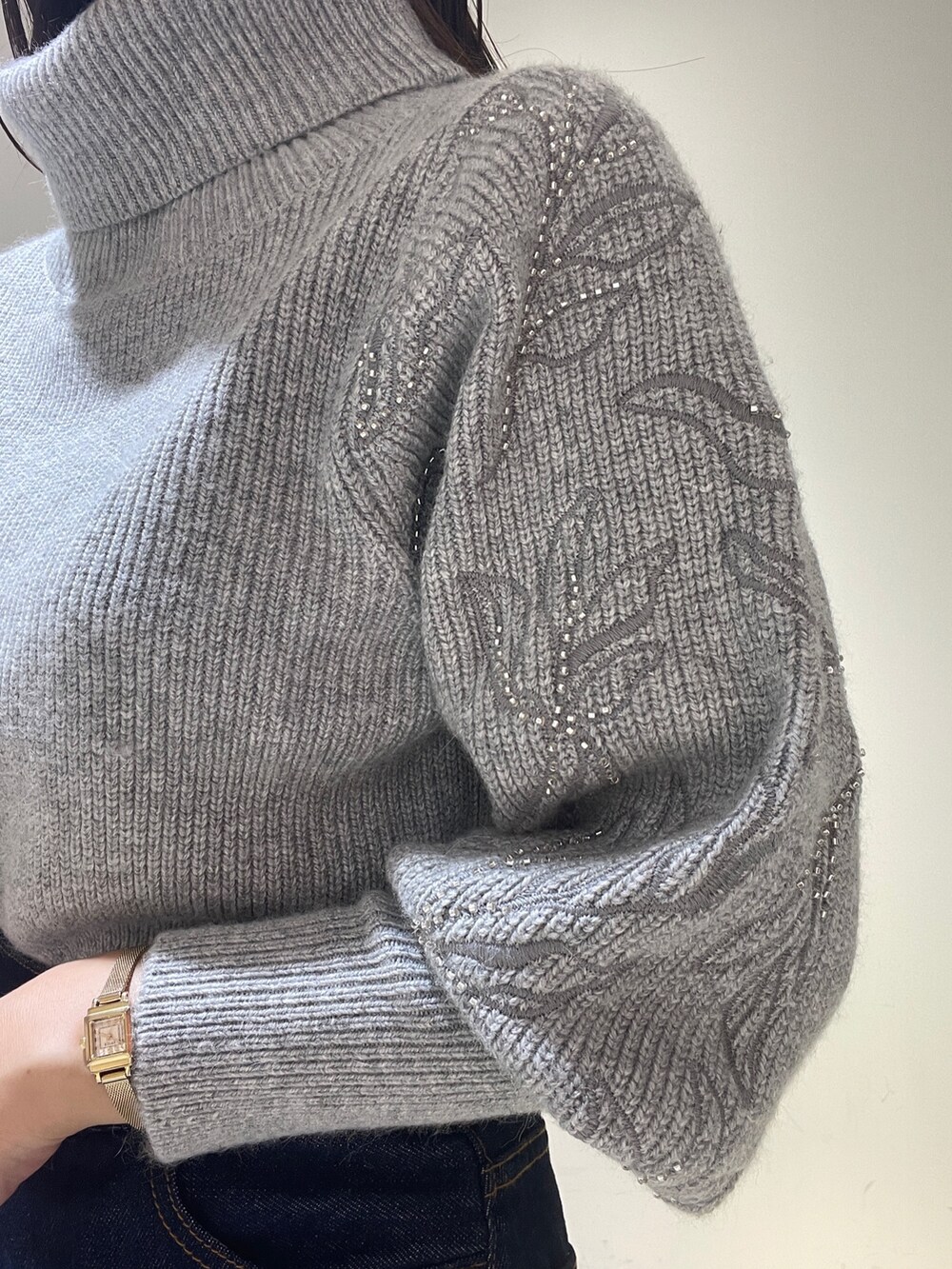 ブラック系のブーツ、ブルー系のデニムパンツ、グレー系のニット/セーターを着用したレディースの秋コーディネートの7枚目の写真