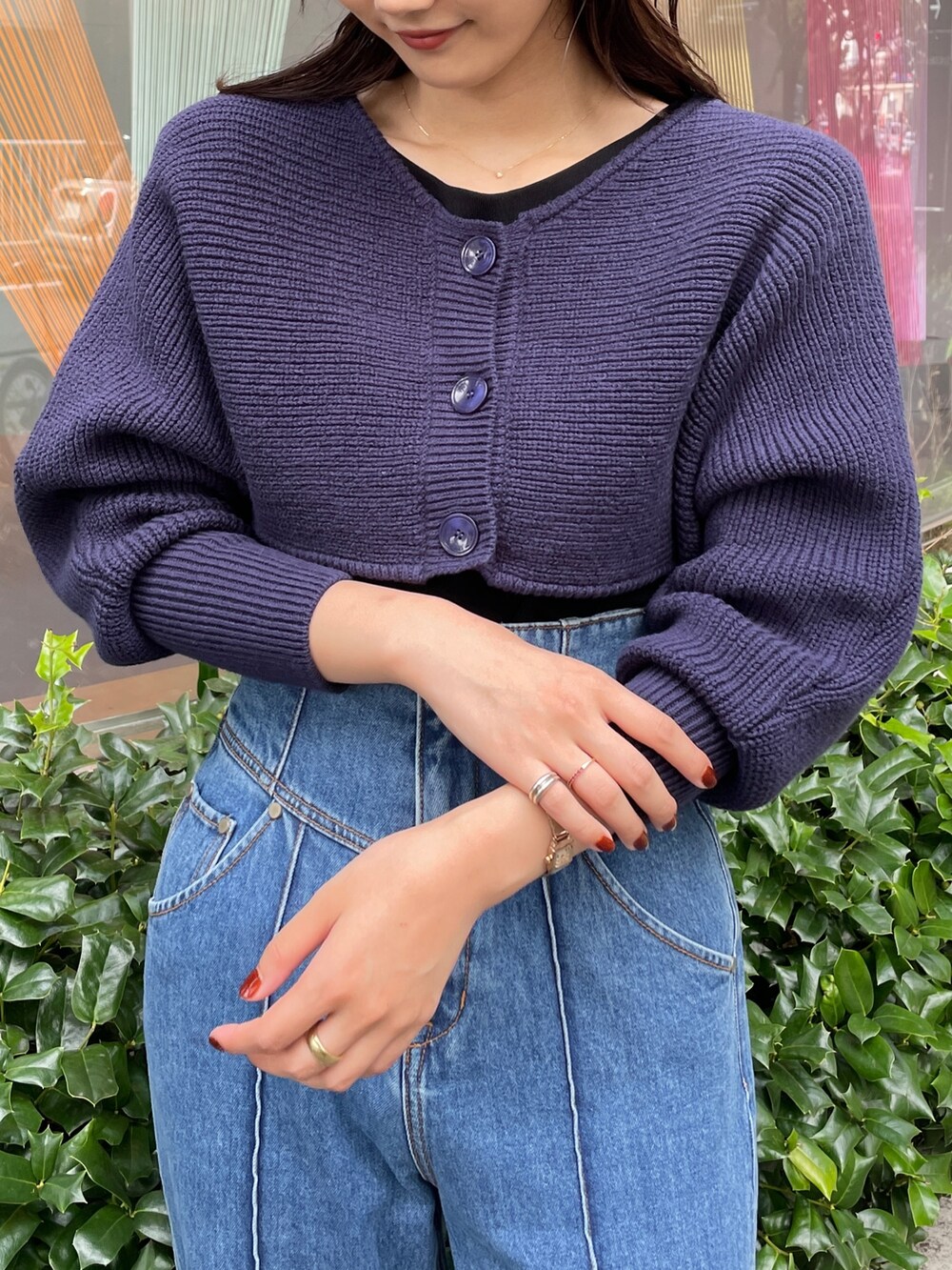 ベージュ系のサンダル、ブルー系のデニムパンツ、ブラック系のニット/セーターを着用したレディースの冬コーディネートの6枚目の写真