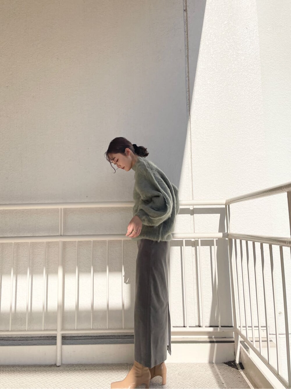 ベージュ系のその他シューズ、グリーン系のニット/セーター、グレー系のスカートを着用したレディースの秋コーディネートの2枚目の写真