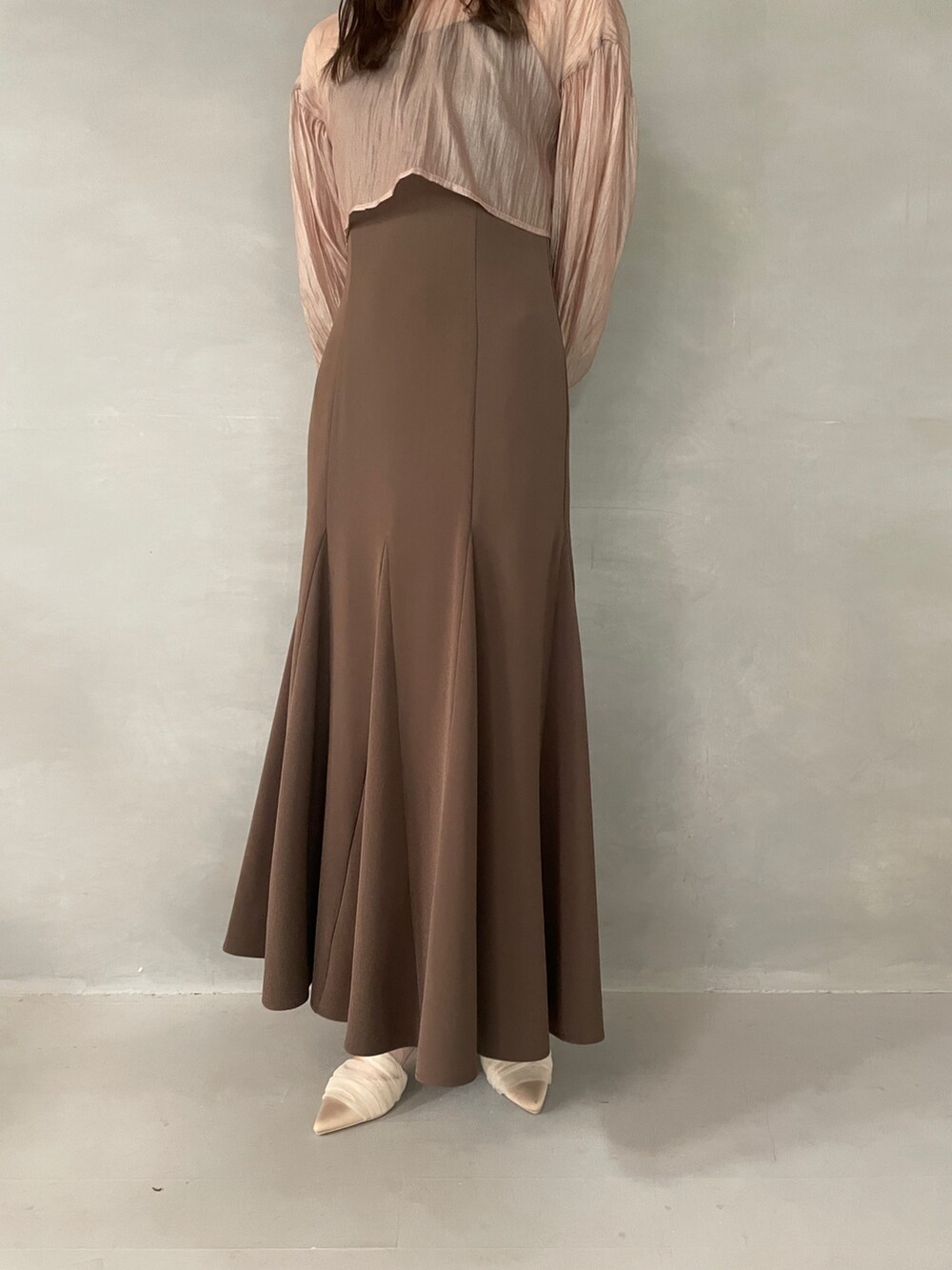 ベージュ系のパンプス、ブラウン系のドレスを着用したレディースの夏コーディネートの10枚目の写真