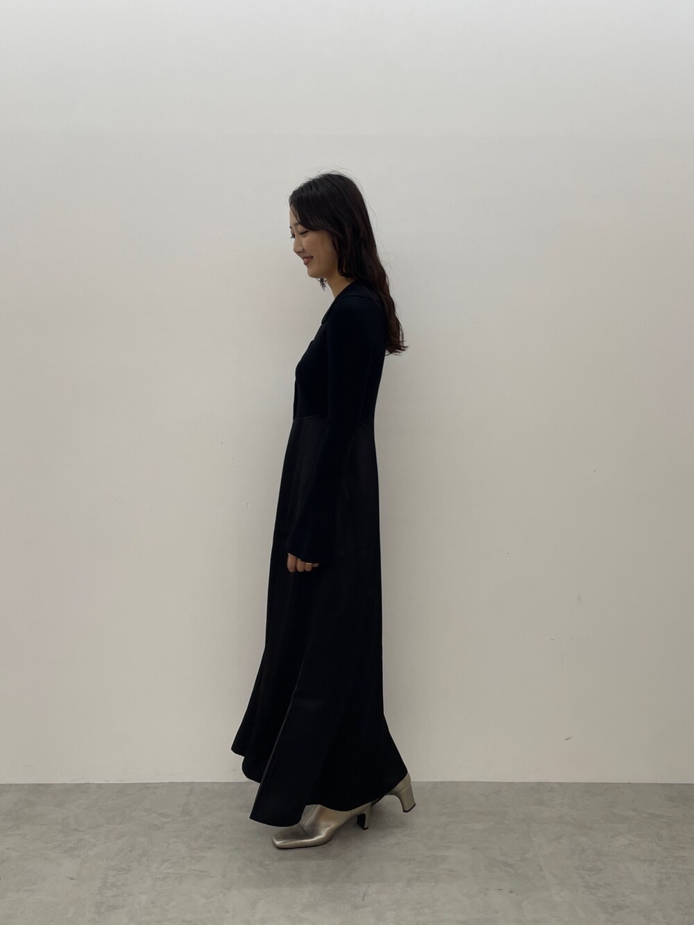 ブラック系のワンピース、シルバー系のブーツを着用したレディースの秋コーディネートの5枚目の写真