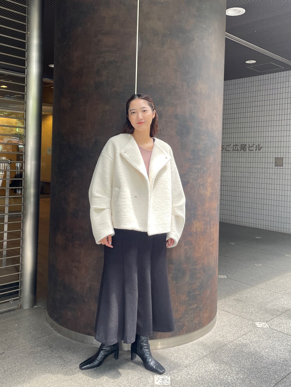 ブラック系のジャンパースカート、ピンク系のニット/セーター、ブラック系のブーツを着用したレディースの夏コーディネートの4枚目の写真