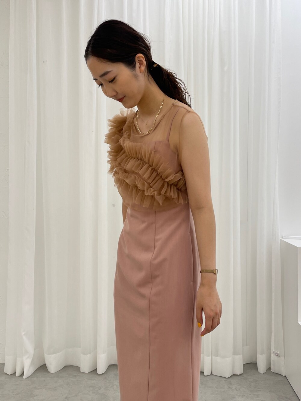 ブラック系のパンプス、ピンク系のドレスを着用したレディースの春コーディネートの8枚目の写真