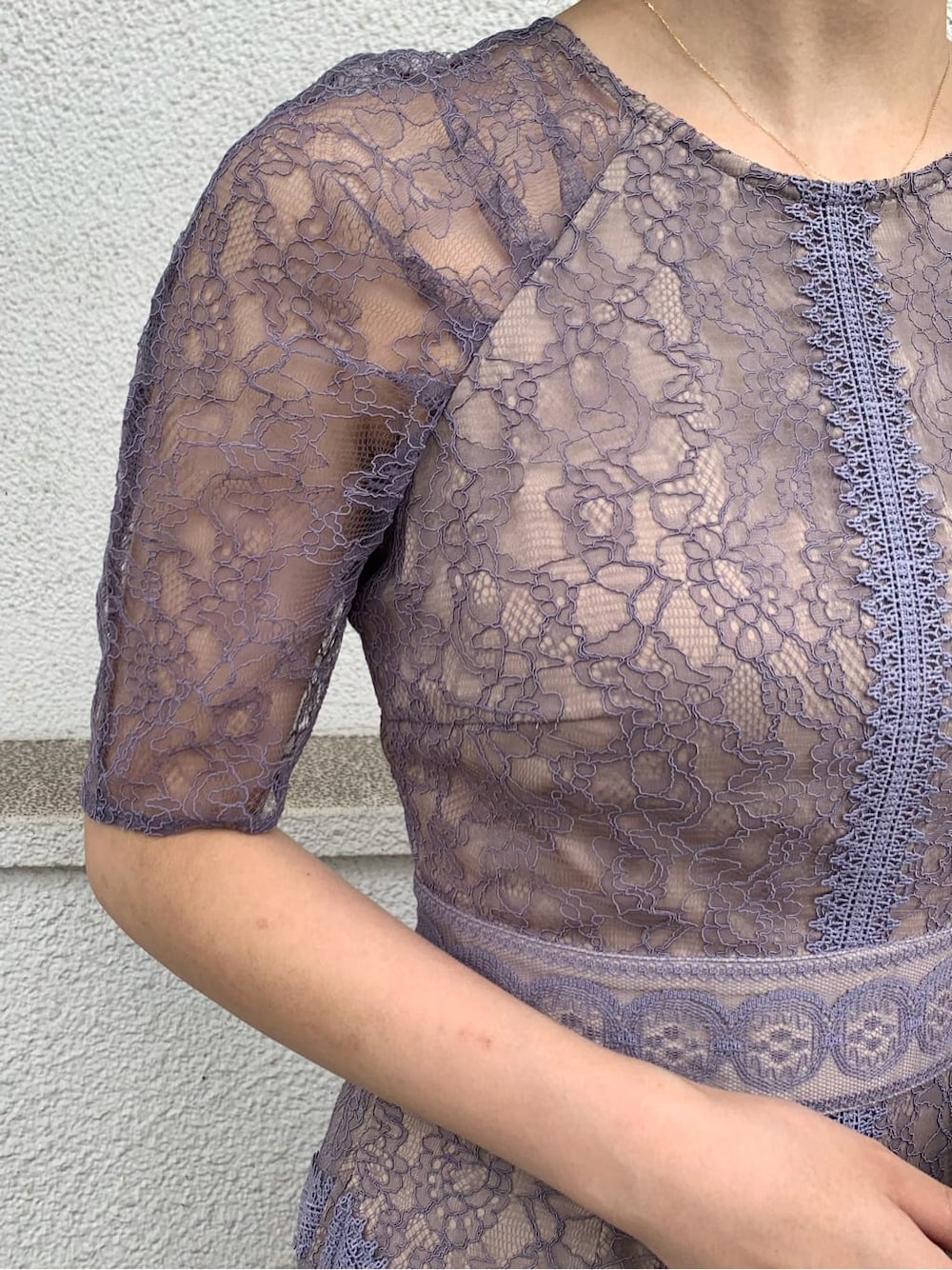 ゴールド系のハンドバッグ、パープル系のドレスを着用したレディースの夏コーディネートの5枚目の写真