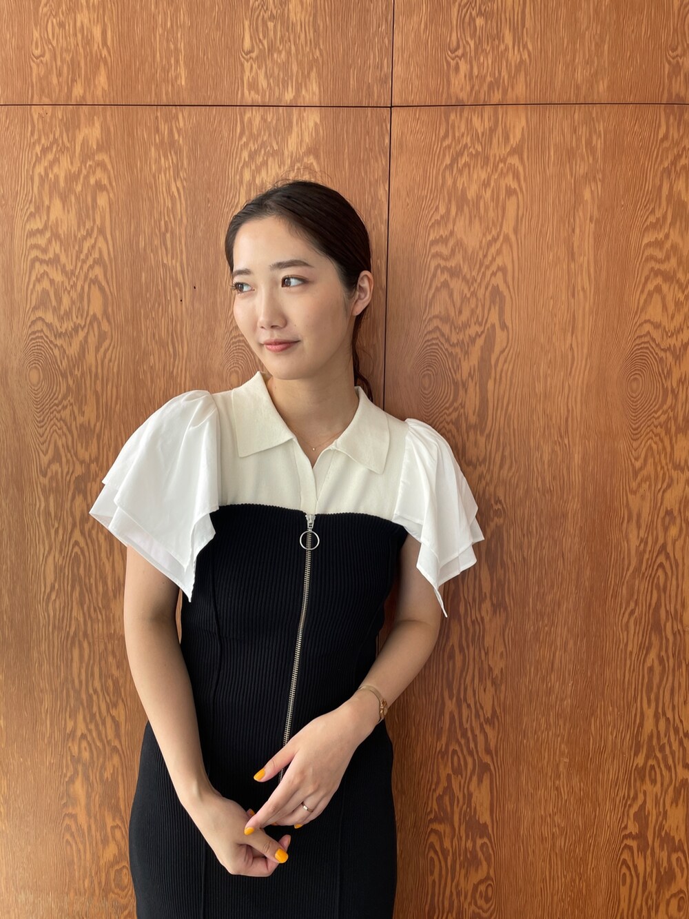 ブラック系のサンダル、ブラック系のワンピース、ホワイト系のニット/セーターを着用したレディースの夏コーディネートの6枚目の写真