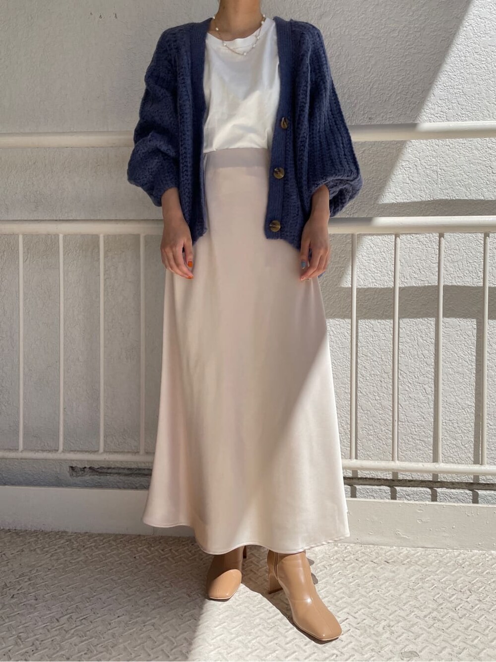 ホワイト系のスカート、ベージュ系のその他シューズ、ホワイト系のTシャツ/カットソーを着用したレディースの秋コーディネートの4枚目の写真