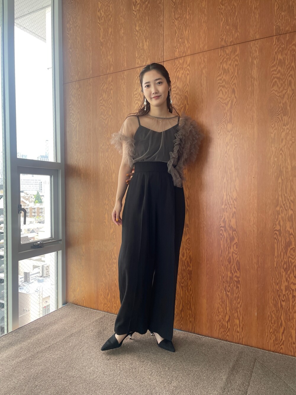 ブラック系のパンプス、その他のパンツドレスを着用したレディースの春コーディネートの4枚目の写真