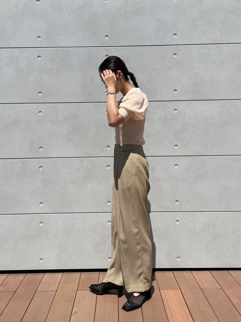 ホワイト系のニット/セーター、ピンク系のカーディガン/ボレロ、ブラック系のパンプスを着用したレディースの秋コーディネートの8枚目の写真