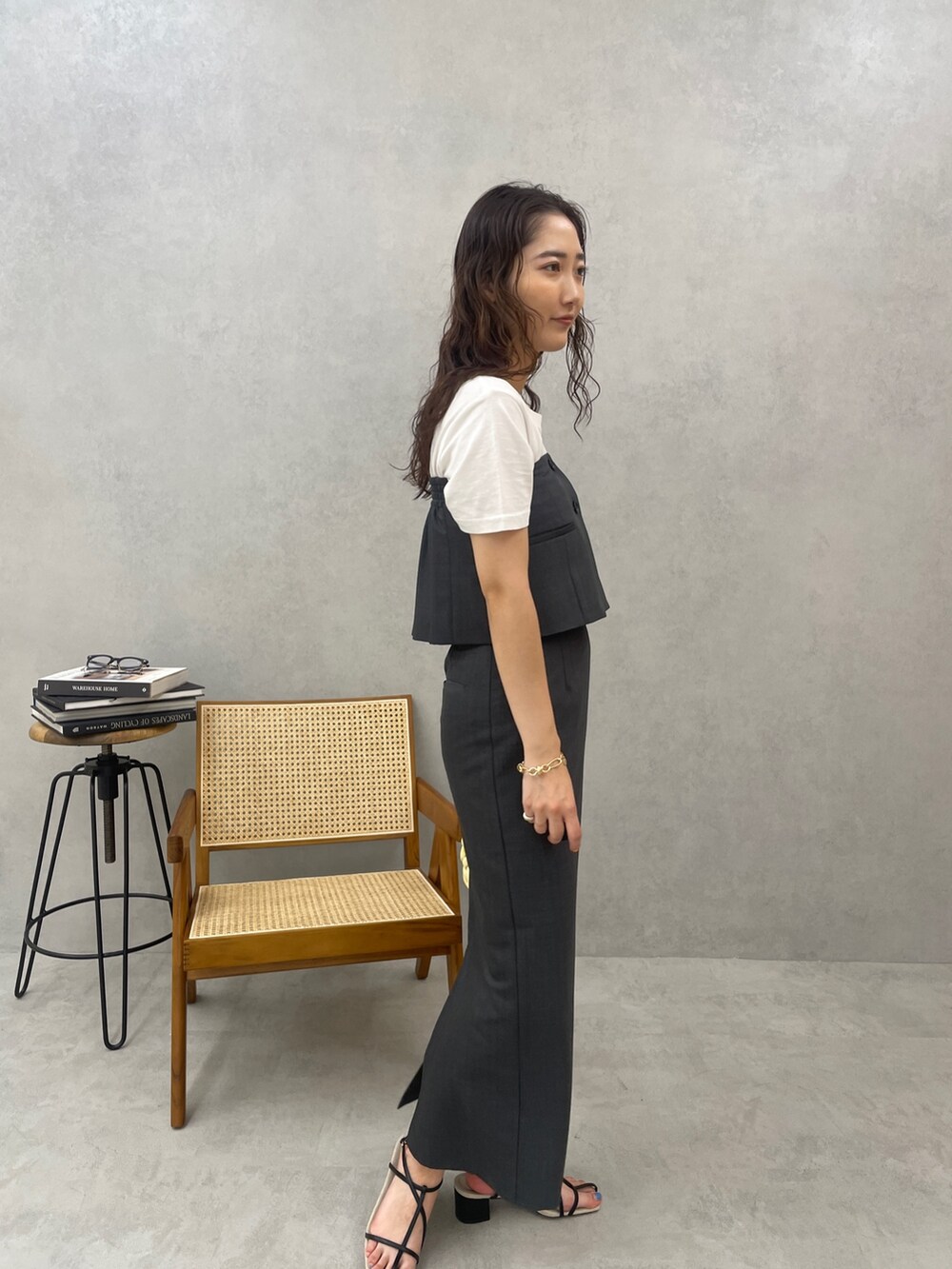 グレー系のスカート、ホワイト系のTシャツ/カットソー、ベージュ系のハンドバッグを着用したレディースの春コーディネートの5枚目の写真