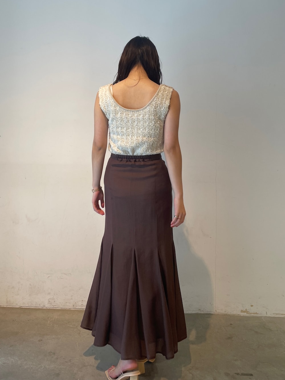 その他のサンダル、ホワイト系のニット/セーター、ブラウン系のスカートを着用したレディースの春コーディネートの4枚目の写真