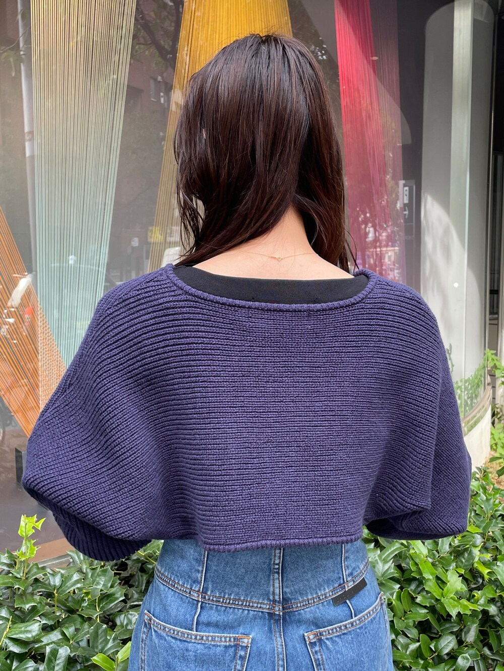 ベージュ系のサンダル、ブルー系のデニムパンツ、ブラック系のニット/セーターを着用したレディースの冬コーディネートの7枚目の写真