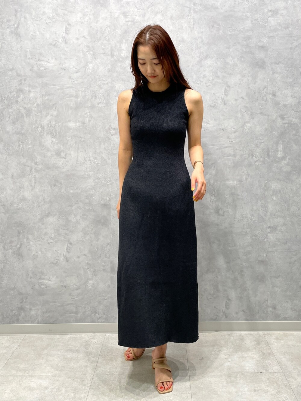 ベージュ系のサンダル、ブラック系のワンピースを着用したレディースの春コーディネートの9枚目の写真