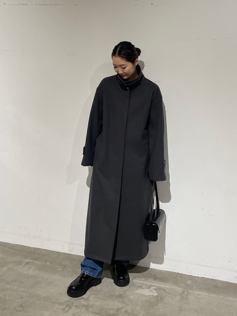 ブルー系のデニムパンツ、グレー系のステンカラーコート、ブラック系のローファーを着用したレディースの夏コーディネートの7枚目の写真