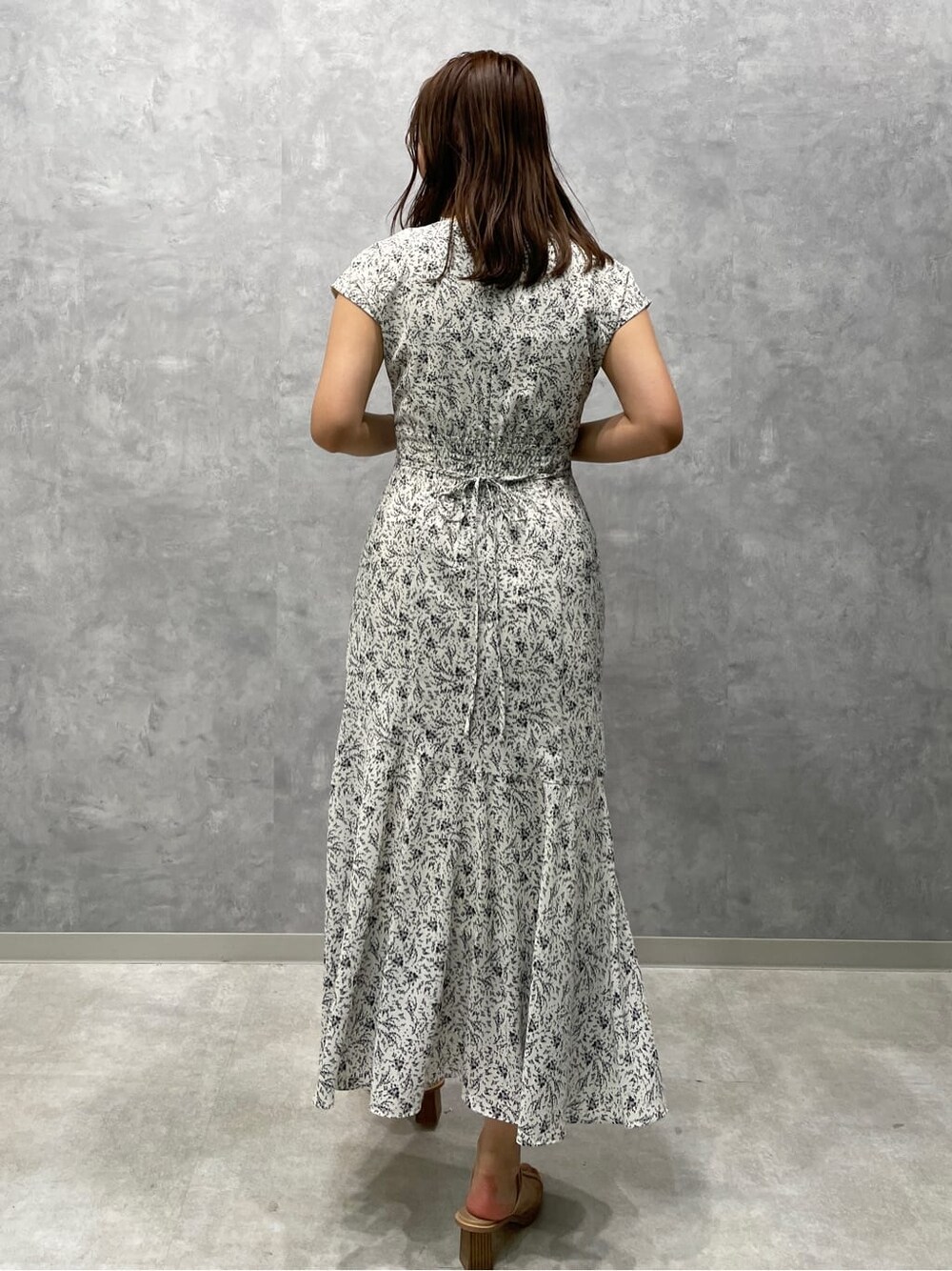 ベージュ系のサンダル、ホワイト系のワンピースを着用したレディースの夏コーディネートの4枚目の写真