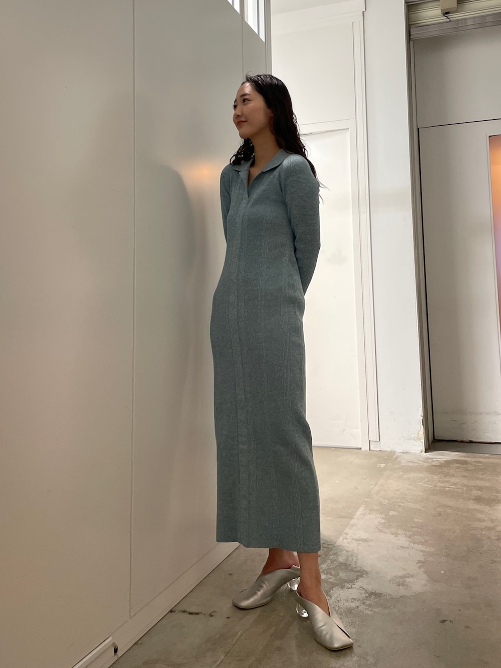 シルバー系のパンプス、ブルー系のワンピースを着用したレディースの冬コーディネートの3枚目の写真