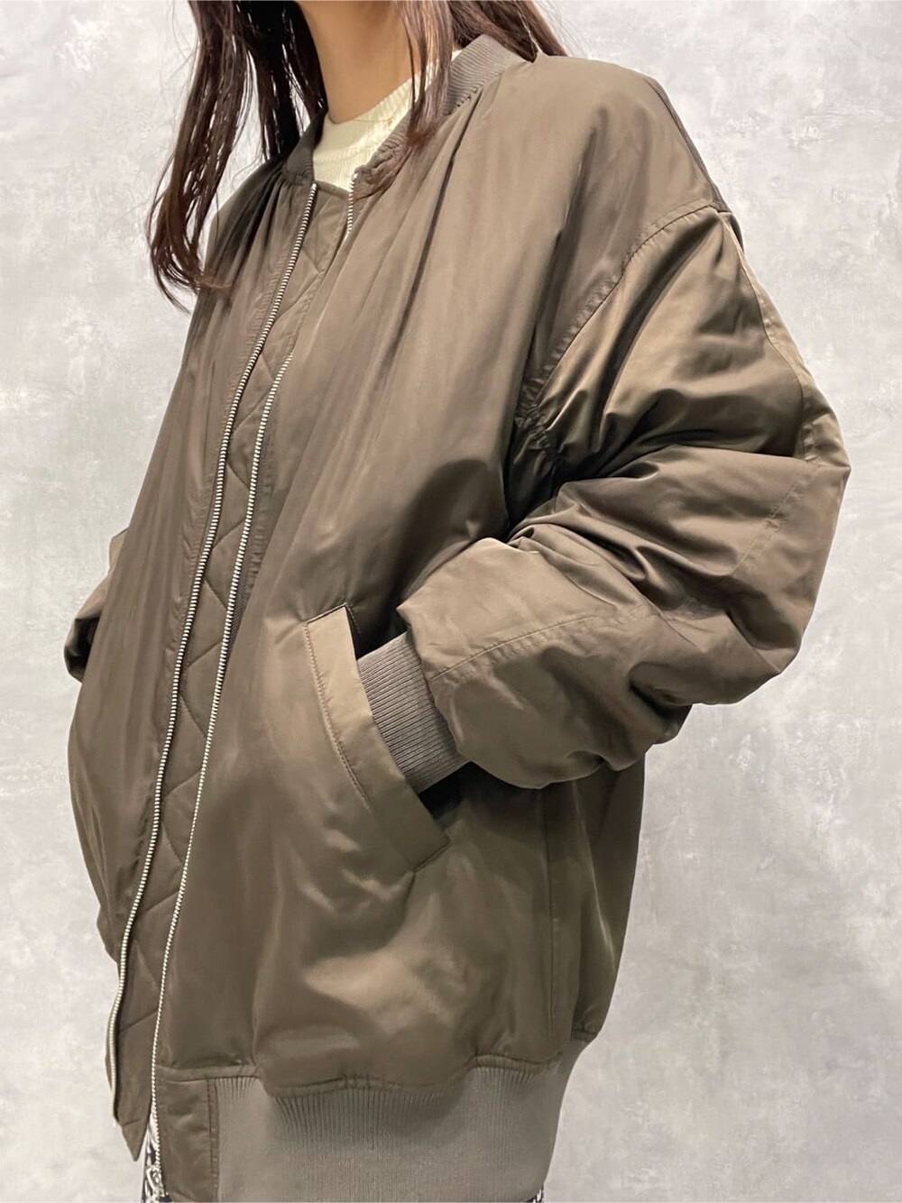 ブルー系のスカート、ブルー系のスカート、ベージュ系のブーツを着用したレディースの秋コーディネートの8枚目の写真