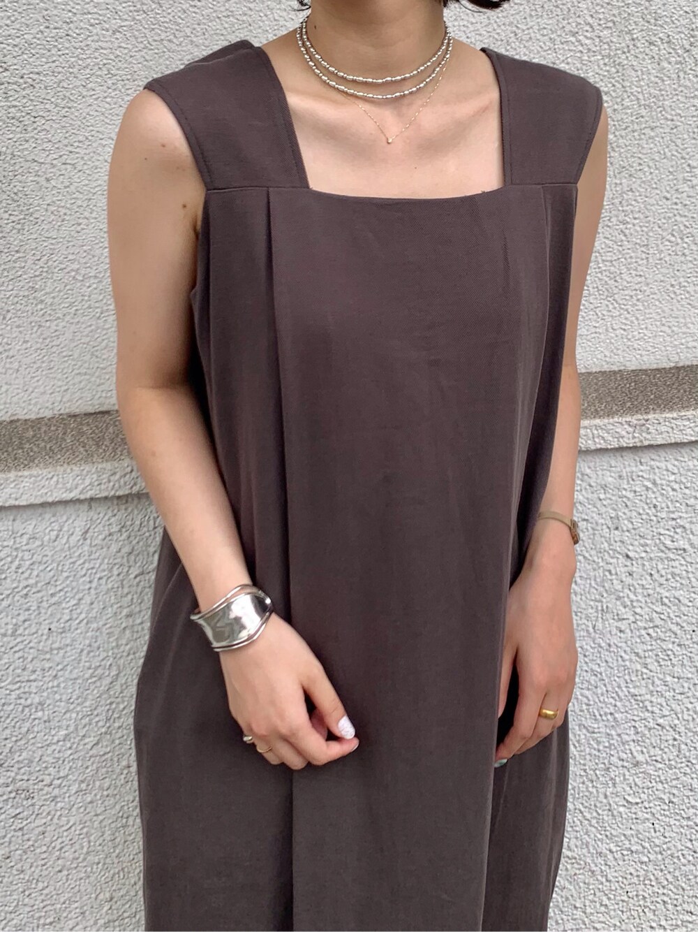 その他のその他シューズ、グレー系のワンピース、シルバー系のネックレスを着用したレディースの夏コーディネートの3枚目の写真