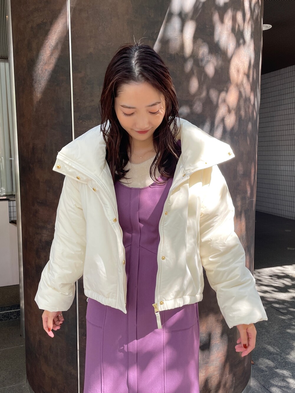 ベージュ系のブーツ、ホワイト系のニット/セーター、ホワイト系のダウンジャケット/コートを着用したレディースの秋コーディネートの5枚目の写真