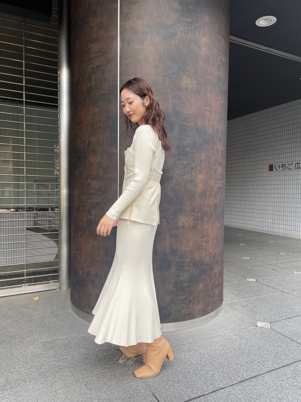 ベージュ系のブーツ、ベージュ系のワンピースを着用したレディースの冬コーディネートの5枚目の写真