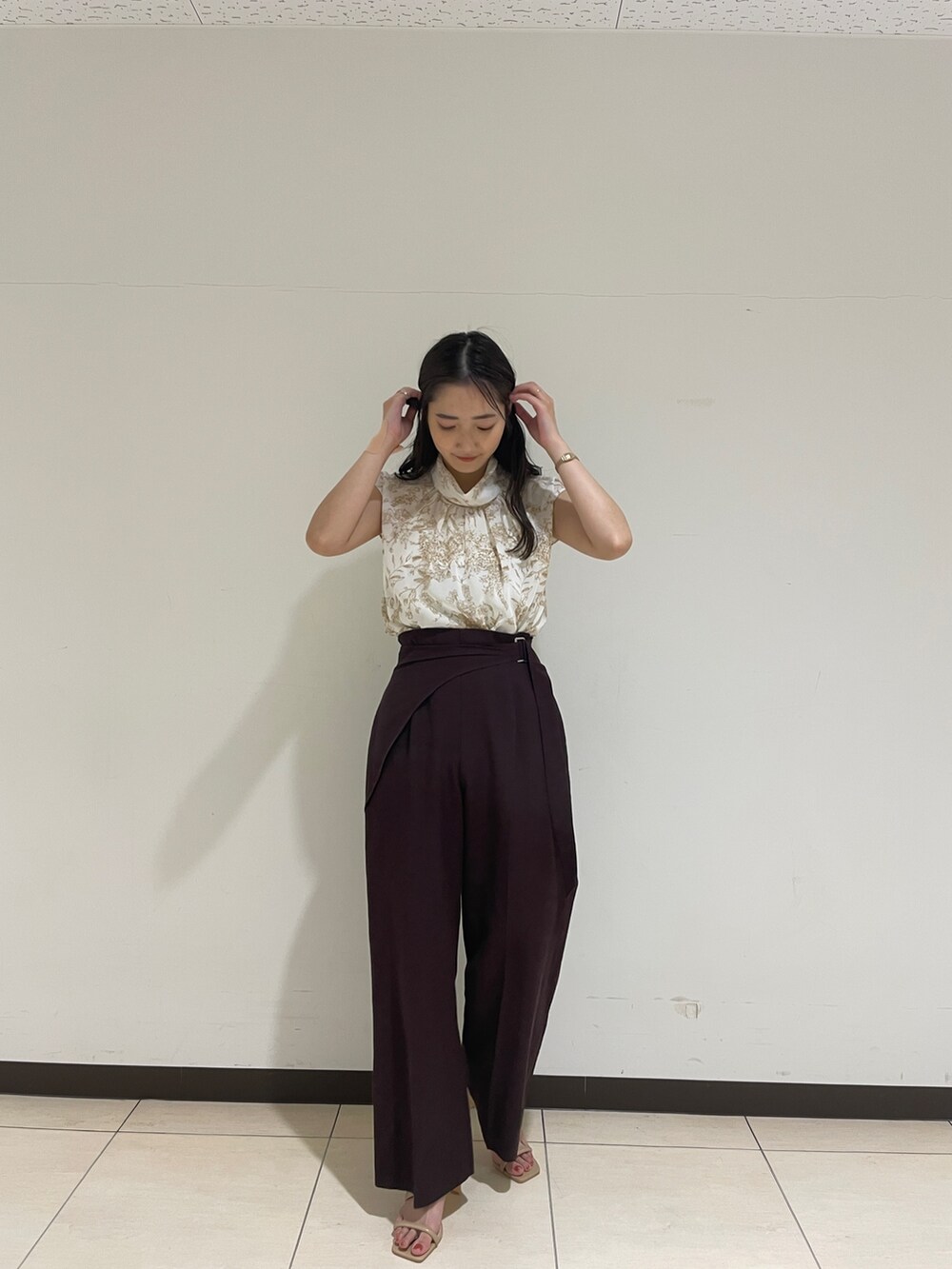 ブラウン系のその他パンツ、ベージュ系のサンダル、ベージュ系のシャツ/ブラウスを着用したレディースの春コーディネートの3枚目の写真