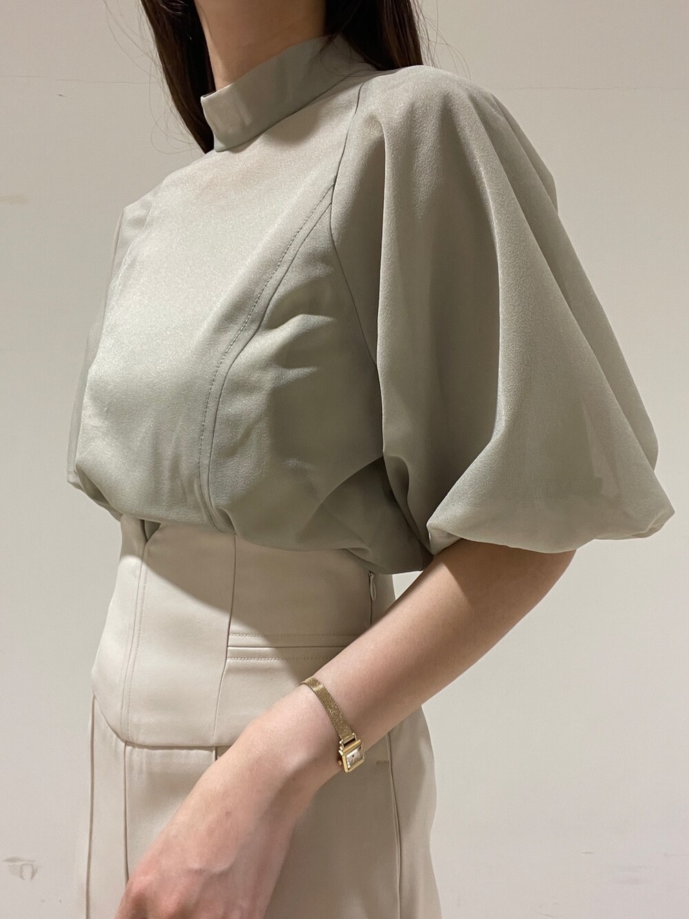 ホワイト系のその他パンツ、グリーン系のシャツ/ブラウス、ブラック系のハンドバッグを着用したレディースの春コーディネートの9枚目の写真