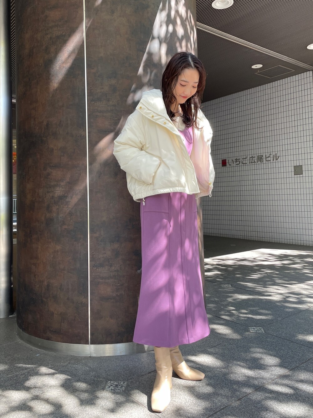 ベージュ系のブーツ、ホワイト系のニット/セーター、ホワイト系のダウンジャケット/コートを着用したレディースの秋コーディネートの2枚目の写真