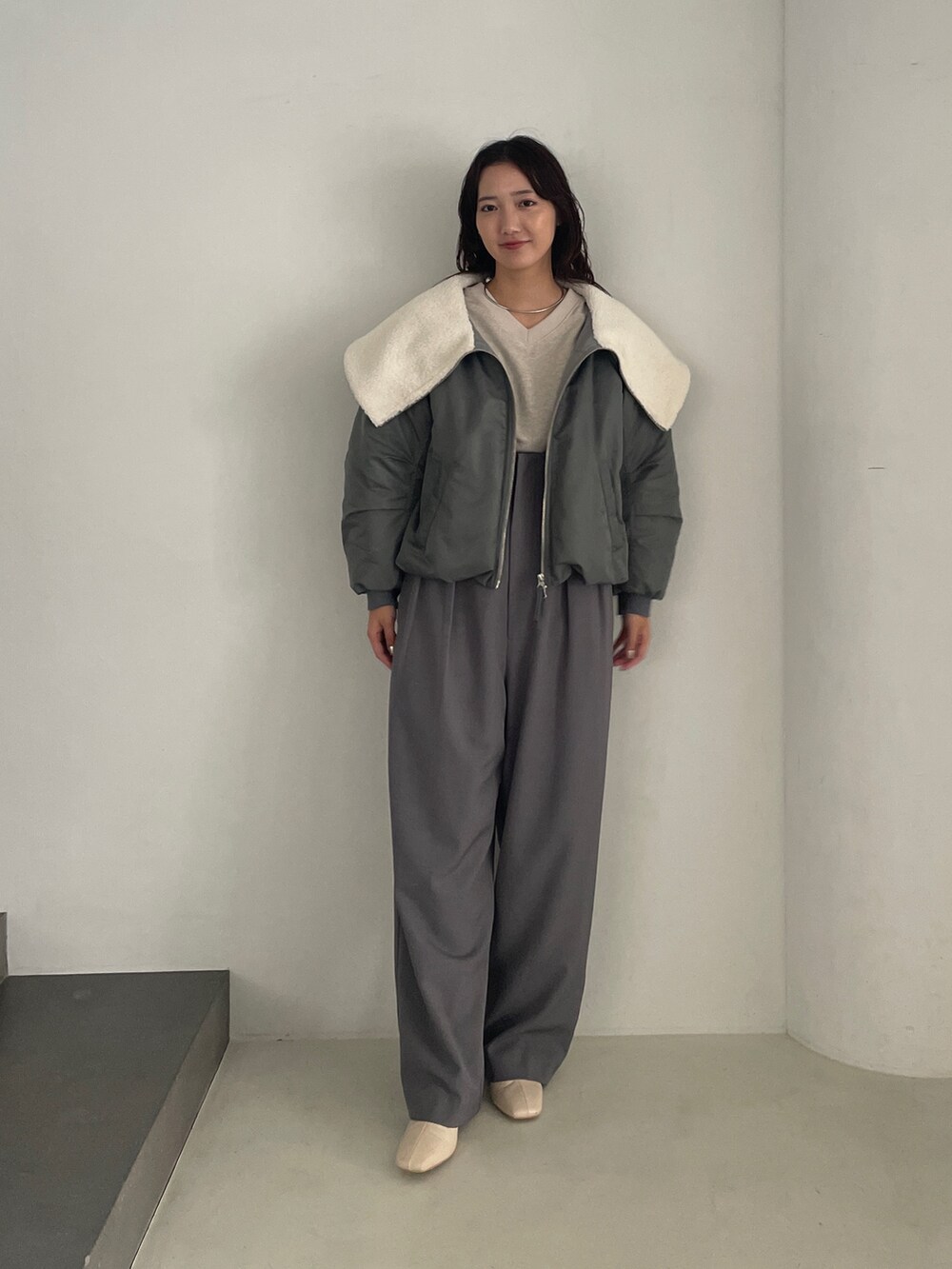 グレー系のその他パンツ、ベージュ系のスウェット、グリーン系のMA-1を着用したレディースの冬コーディネートの2枚目の写真