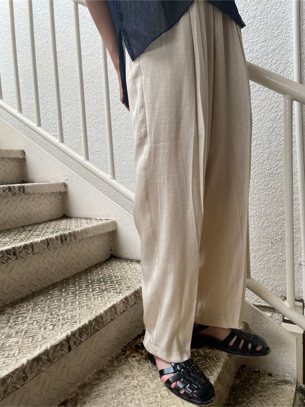 ホワイト系のその他パンツ、ブルー系のシャツ/ブラウス、ゴールド系のネックレスを着用したレディースの夏コーディネートの6枚目の写真