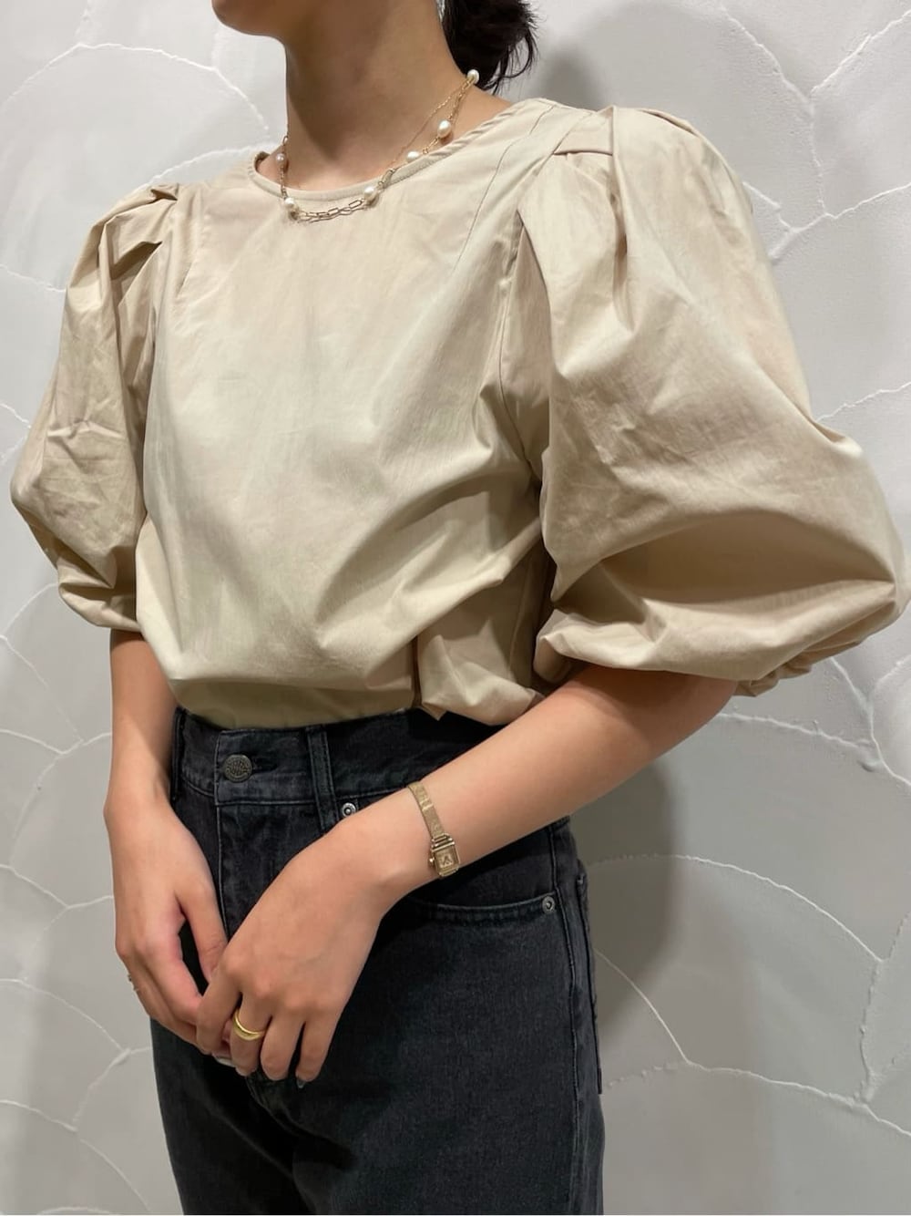 ベージュ系のシャツ/ブラウス、ブラック系のデニムジャケット、ブラック系のその他シューズを着用したレディースの夏コーディネートの4枚目の写真