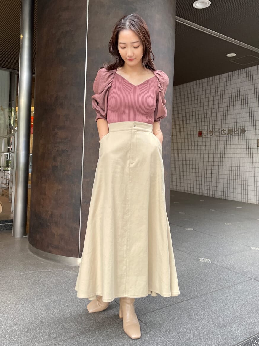 ベージュ系のスカート、ブラウン系のニット/セーター、ベージュ系のスカートを着用したレディースの秋コーディネートの2枚目の写真