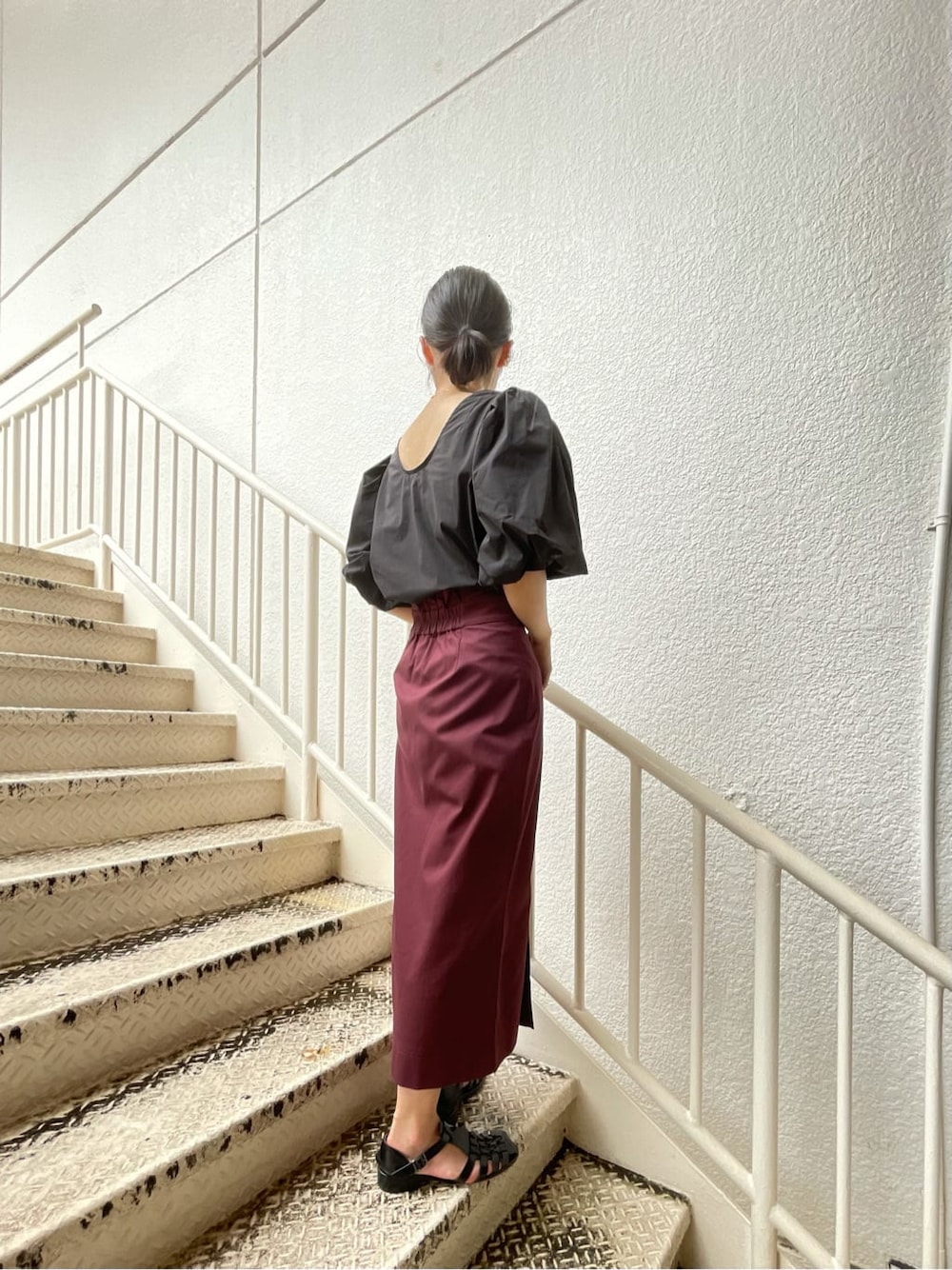 ブラック系のシャツ/ブラウス、レッド系のスカートを着用したレディースの夏コーディネートの3枚目の写真