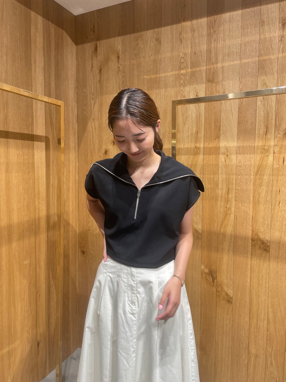 ブラック系のTシャツ/カットソー、ホワイト系のスカートを着用したレディースの夏コーディネートの6枚目の写真