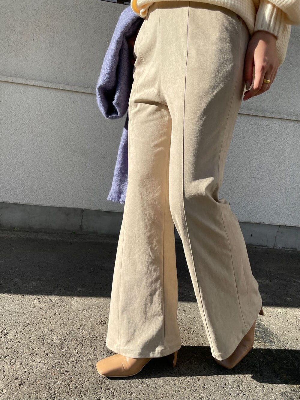 ベージュ系のその他シューズ、ベージュ系のその他パンツ、ホワイト系のニット/セーターを着用したレディースの秋コーディネートの9枚目の写真