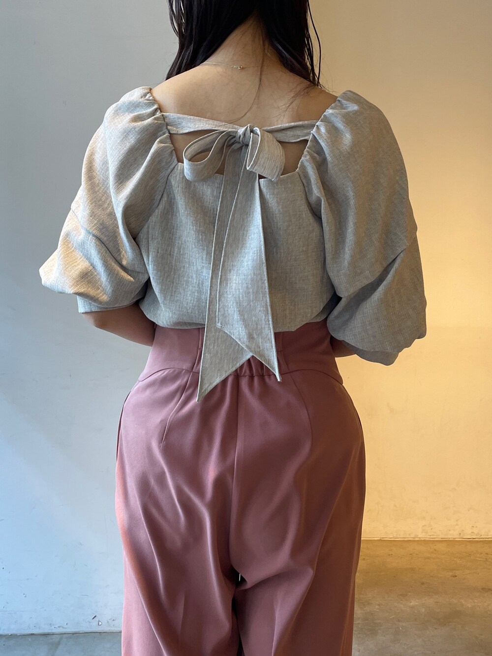 その他のサンダル、ピンク系のその他パンツ、ベージュ系のシャツ/ブラウスを着用したレディースの冬コーディネートの6枚目の写真