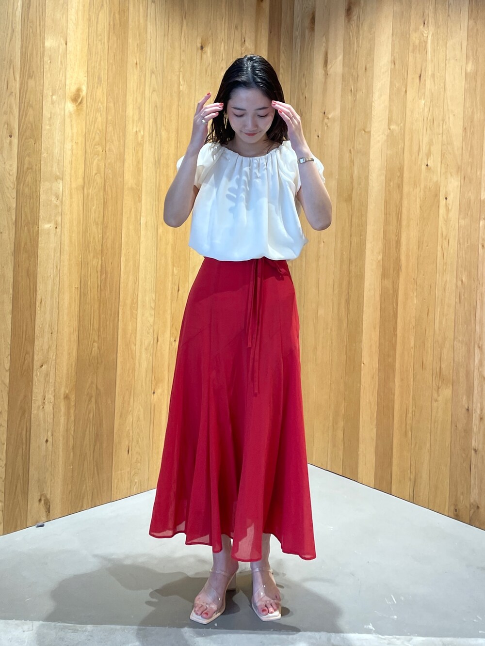 その他のサンダル、ホワイト系のシャツ/ブラウス、レッド系のスカートを着用したレディースの春コーディネートの2枚目の写真