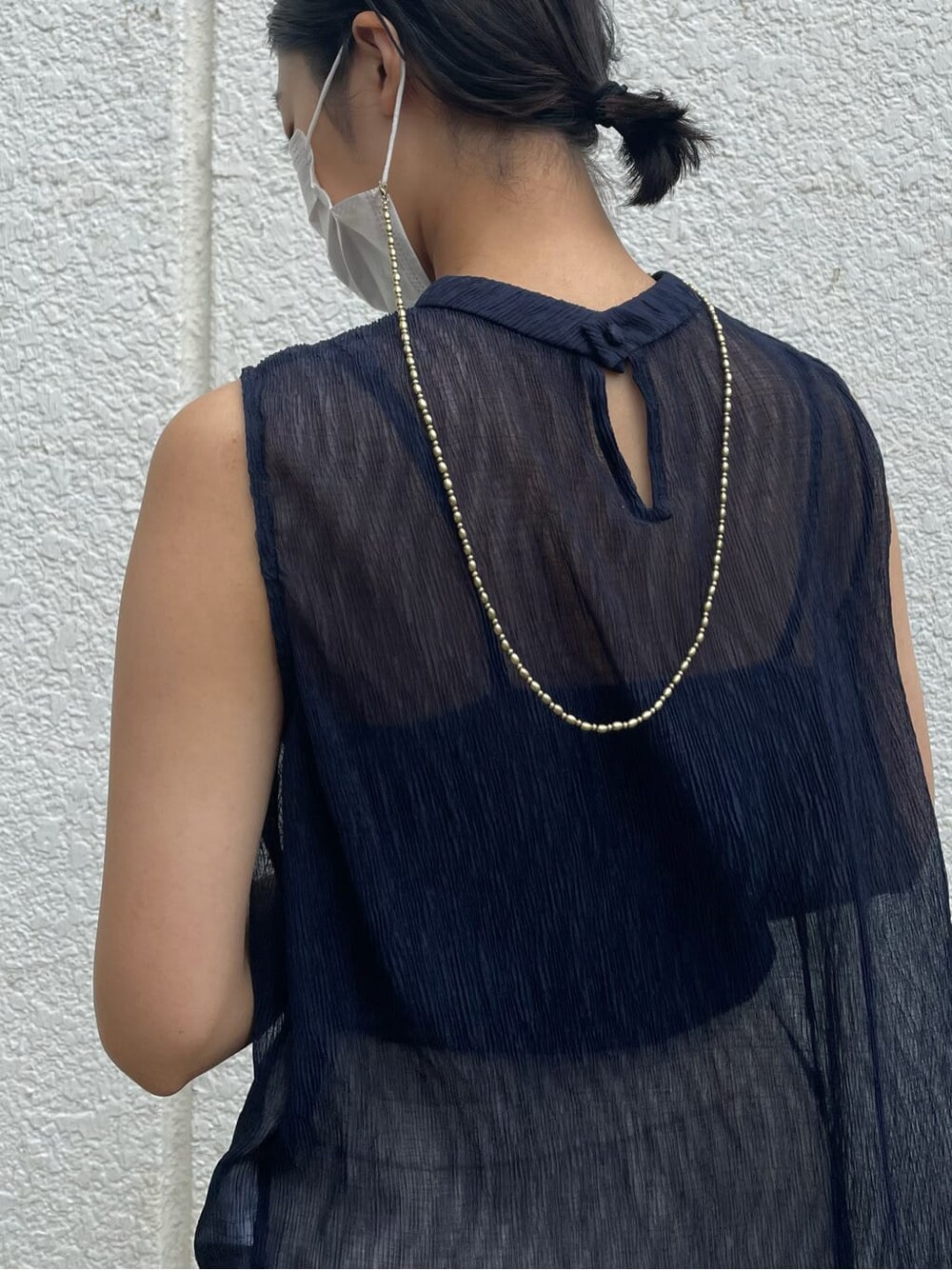 ホワイト系のその他パンツ、ブルー系のシャツ/ブラウス、ゴールド系のネックレスを着用したレディースの夏コーディネートの4枚目の写真