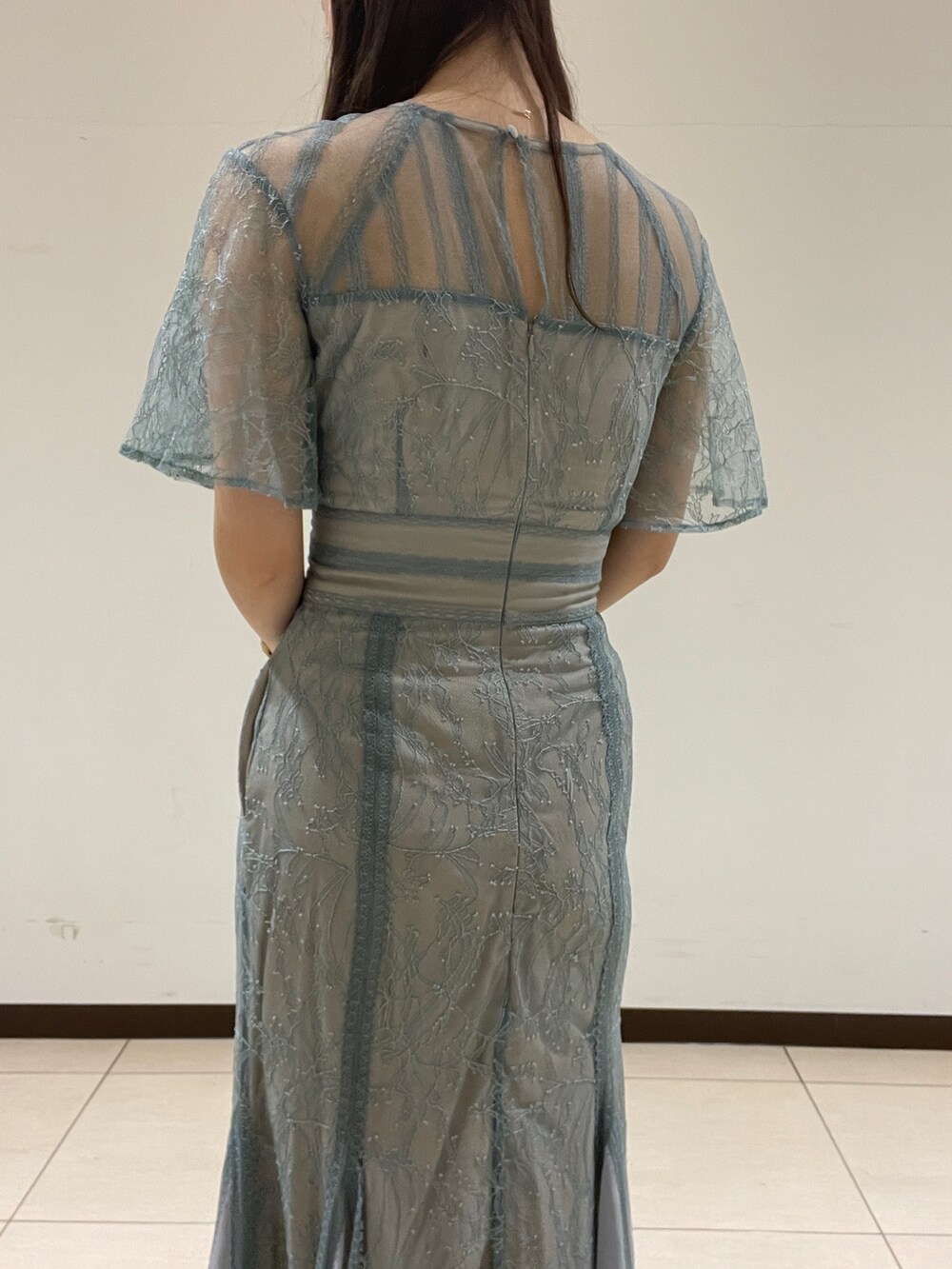 グリーン系のドレス、ベージュ系のパンプスを着用したレディースの春コーディネートの9枚目の写真