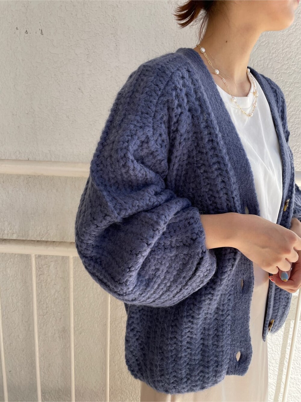 ホワイト系のスカート、ベージュ系のその他シューズ、ホワイト系のTシャツ/カットソーを着用したレディースの秋コーディネートの5枚目の写真